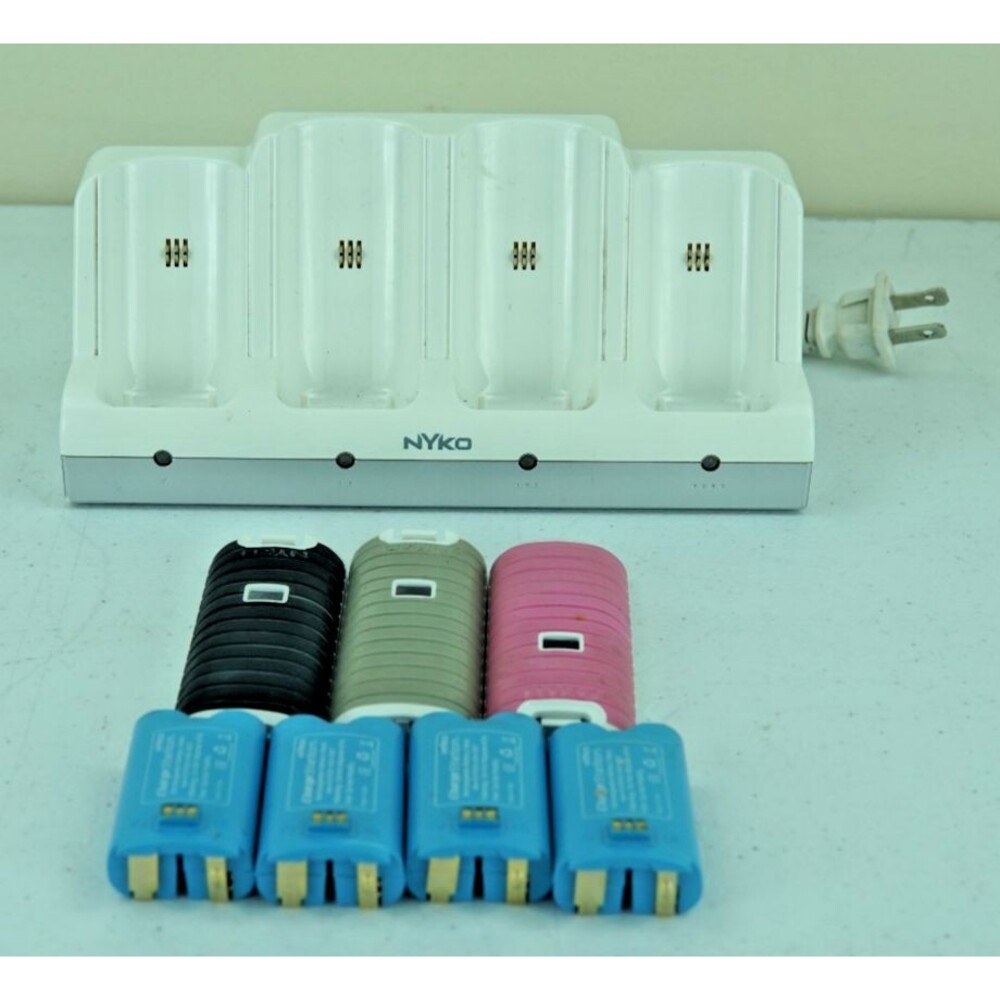 Nyko Wii  Quad Controller Charge Station 87060-A50 Dock W/4 Batteries - Tested
